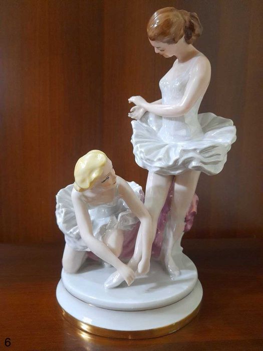 Статуэтка -  Две балерины - перед выступлением