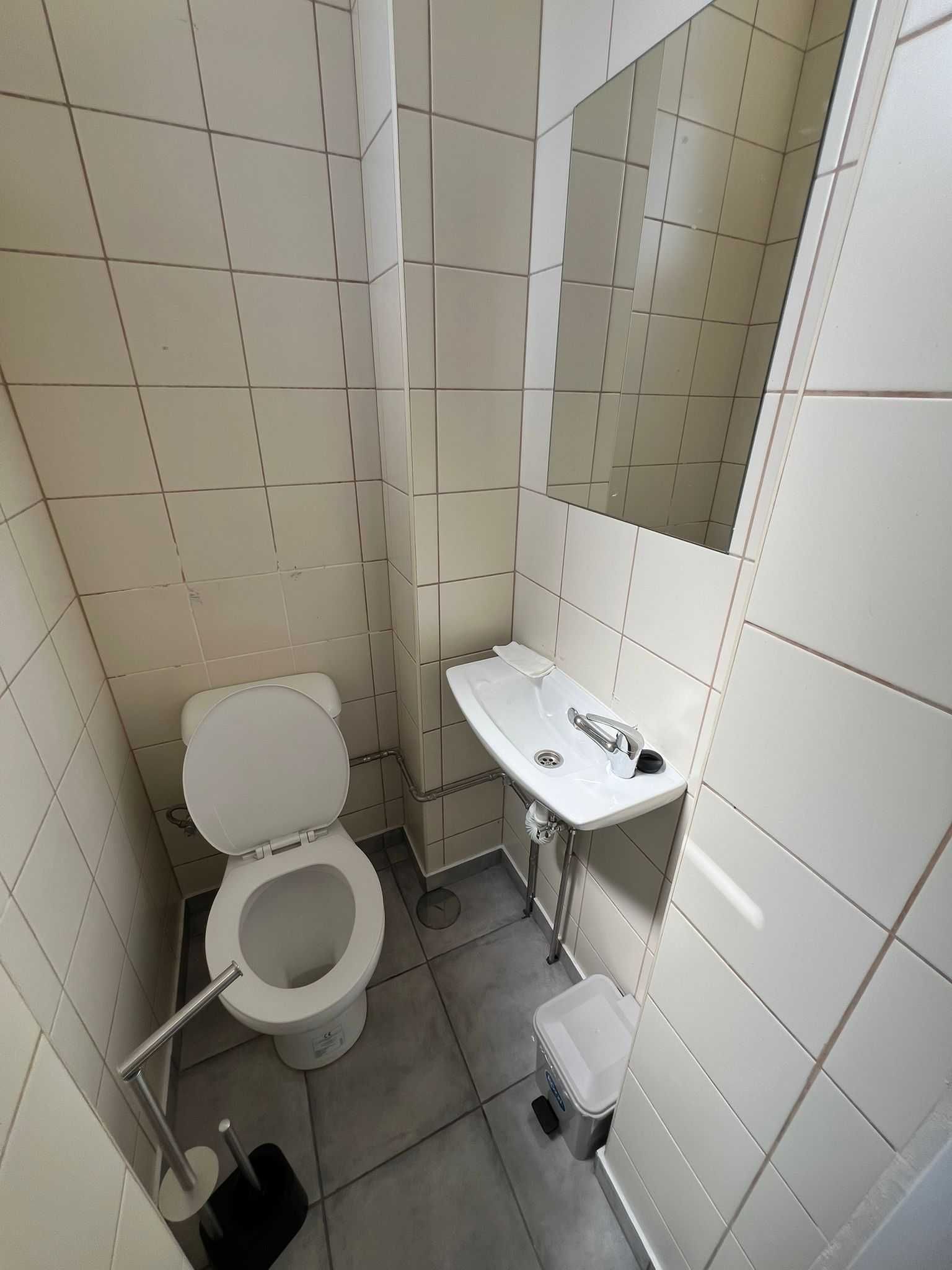 Quarto com cama de solteiro num apartamento de 3 quartos