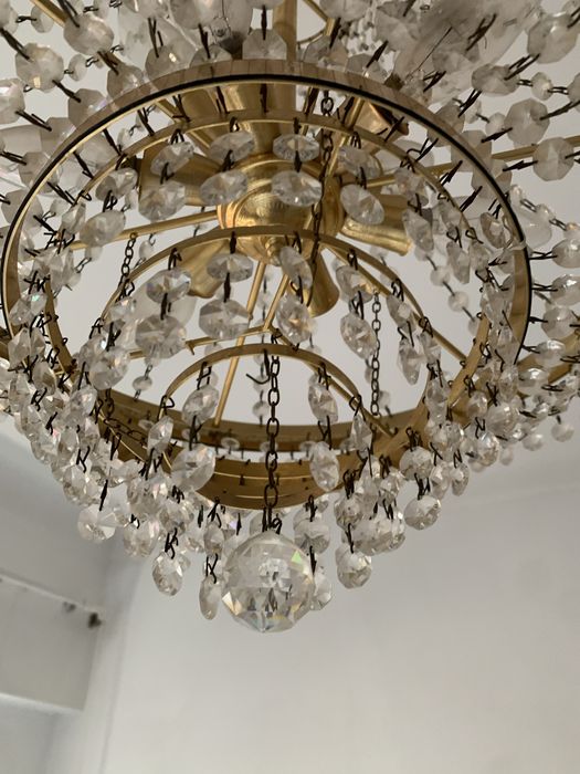 Candeeiro lustre em vidro e dourado.