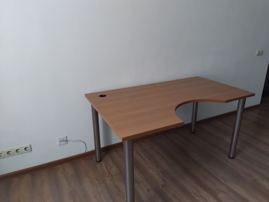 Стіл кутовий в гарному стані 140 х 90 см.