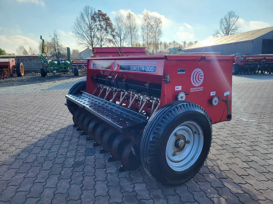 Siewnik zbożowy z podsiewaczem nawozu 2m.