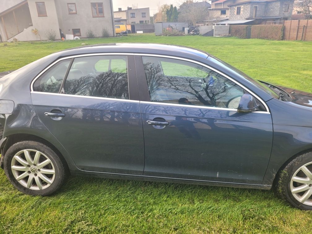 Części Volkswagen Jetta 1.9TDI BXE kod Lakieru LC5F