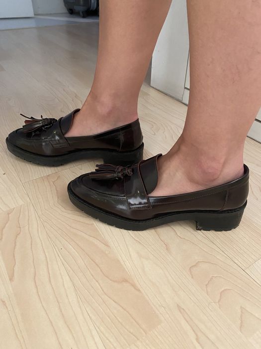 Sapatos em pele, com berloques, bordeaux escruro,  da H&M, tamanho 38