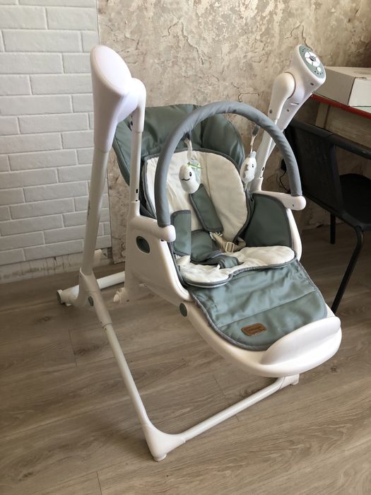 Продам стілець-гойдалку для годування Carrello Triumph