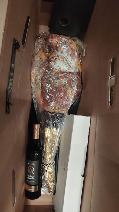 Presunto Damatta 14M com tábua de corte, faca e vinho