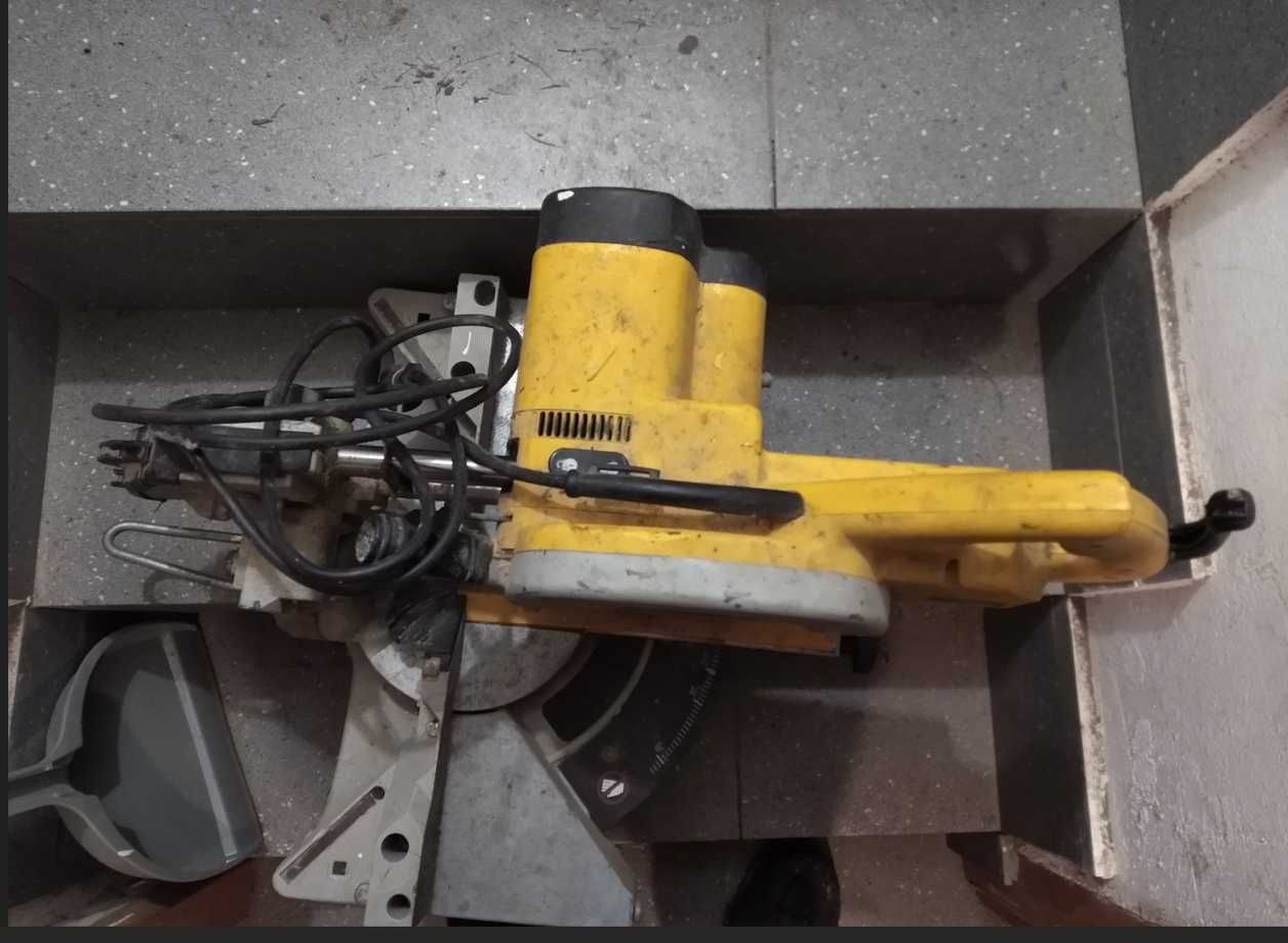 ukośnica do cięcia drewna PIŁA DEWALT DW 707