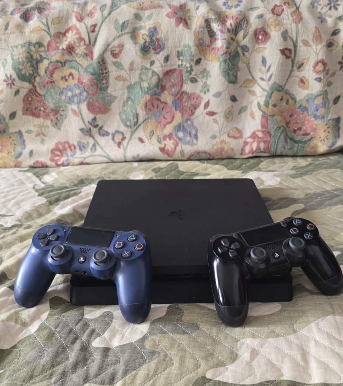 PS4 SLIM - 1 TB + 2 Comandos + 2 Jogos