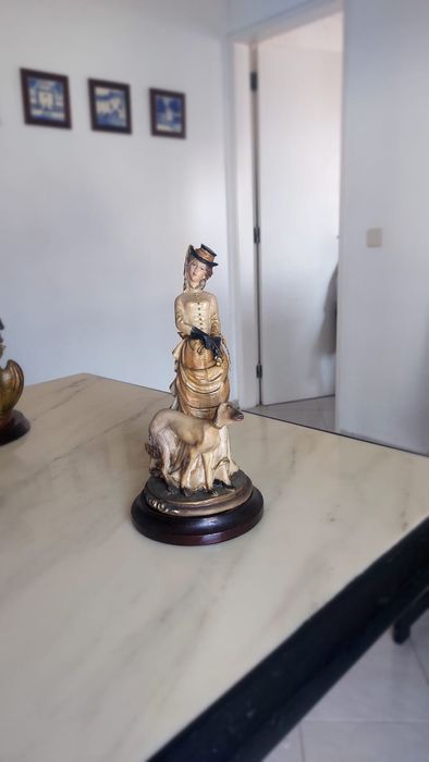 Diversas estatuetas antigas