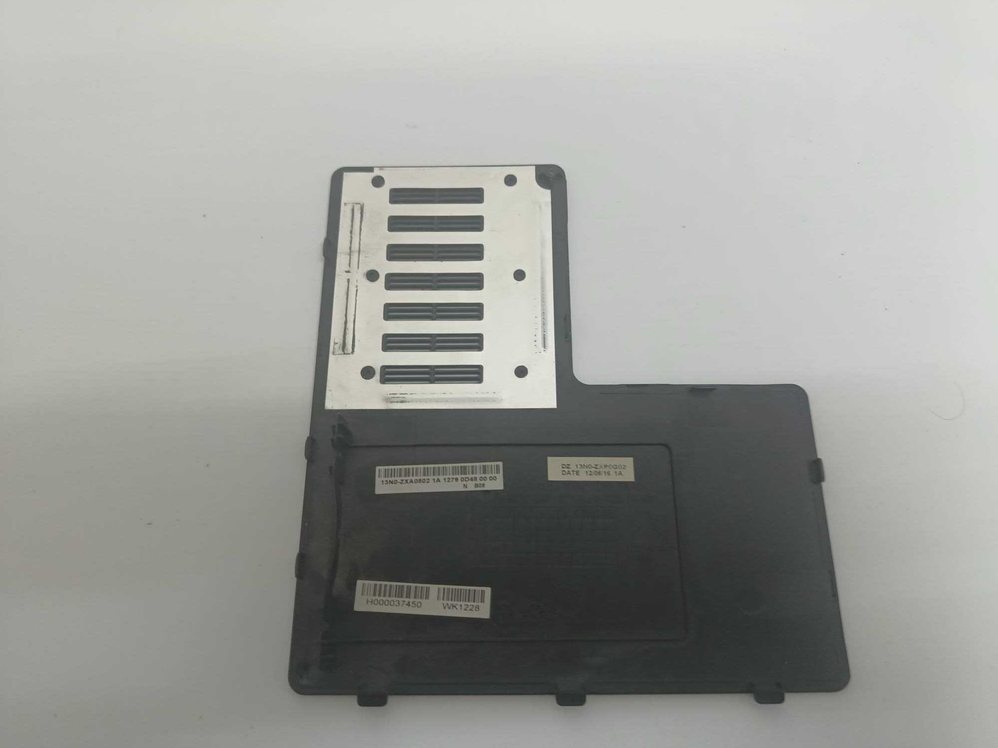 klapka dolnej obudowy laptopa Toshiba Satellite L870-17C.