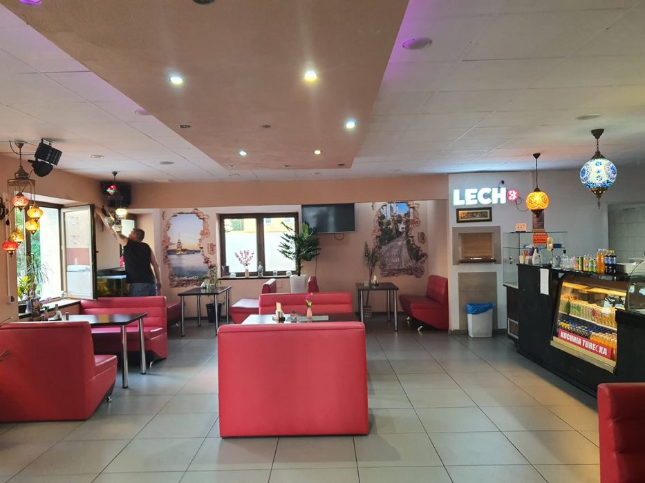 Zestaw stół i sofa do restauracji