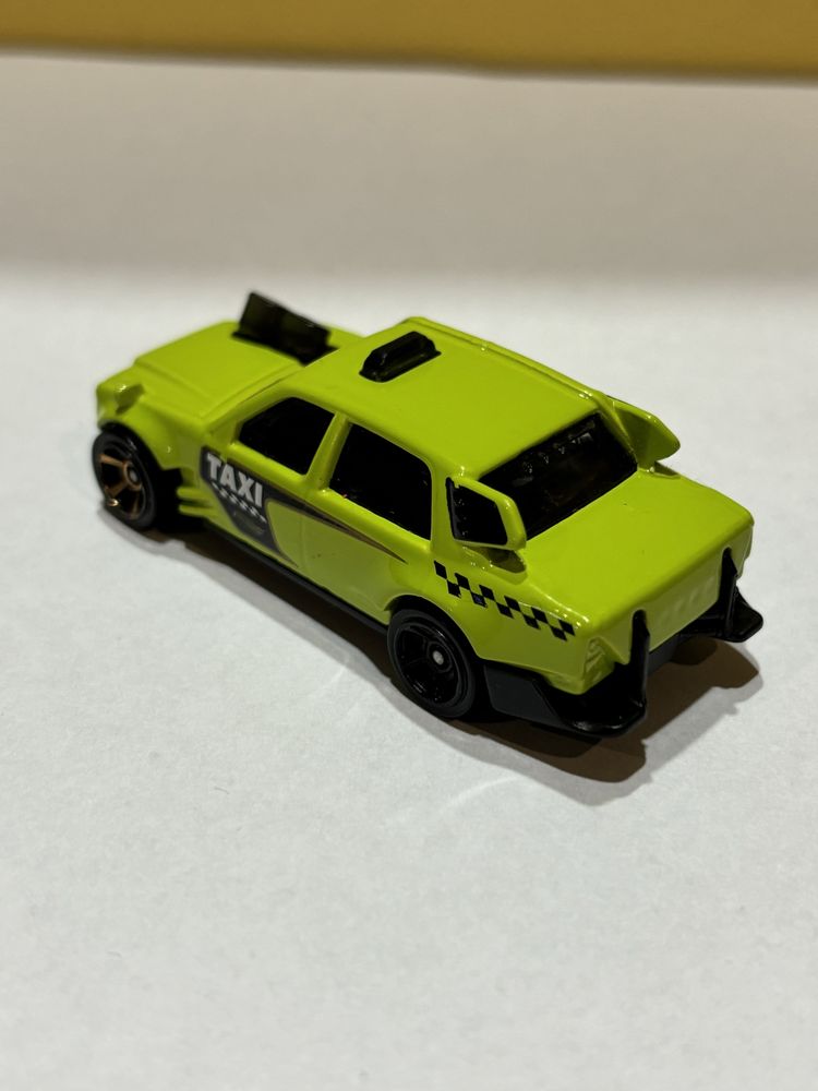 Resorak Hot Wheels Time Attaxi, rok produkcji 2015