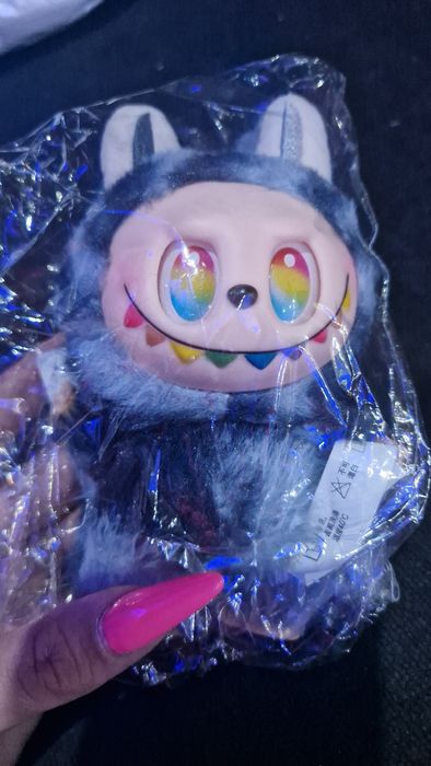 Labubu  czarny siwy kolorowe zęby i oczy secret brelok 17cm