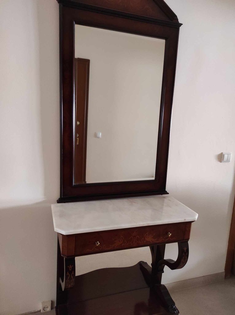 Móvel/consola antiga e espelho