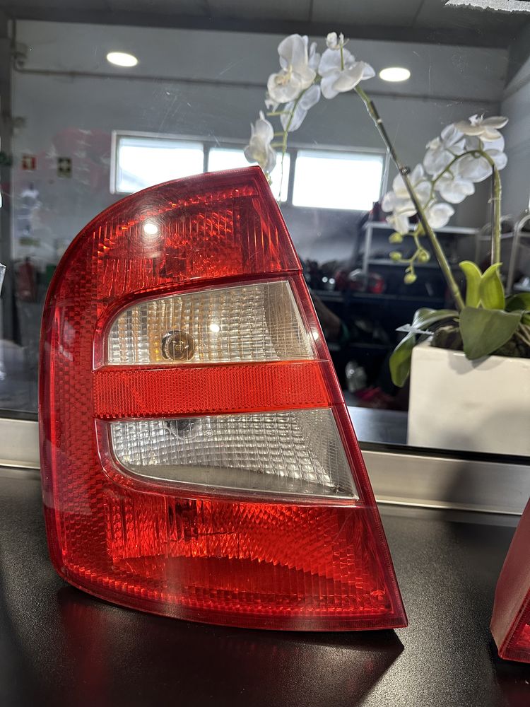 Farolim direito /esquerdo skoda fabia I (6y2)