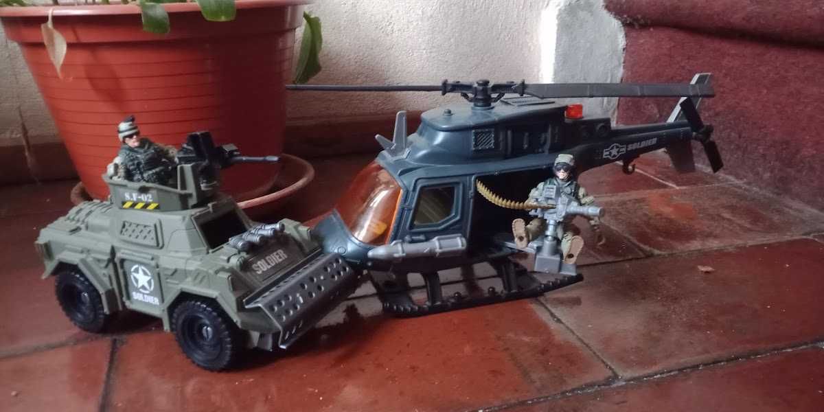 helicóptero e jipe de guerra brinquedo com soldado