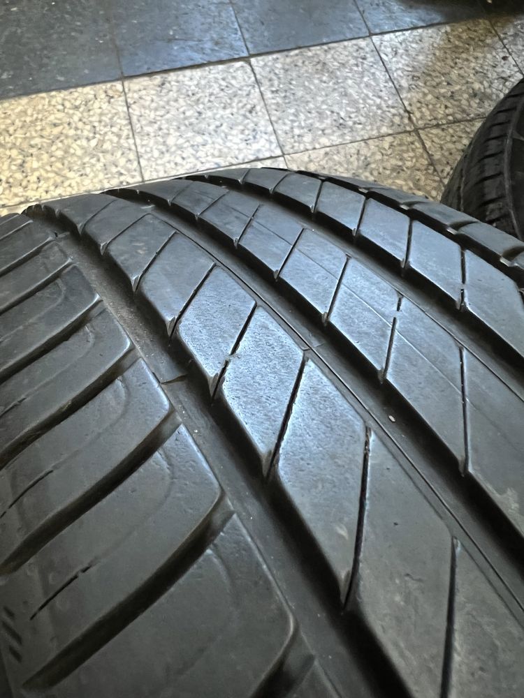 Pneus semi-novos 225/55R16 com 80% de rasto