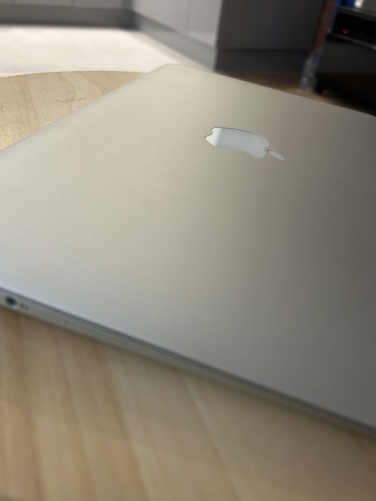 MacBook Air (2015) piękny, srebrny, jak nowy; Monterey 12.7