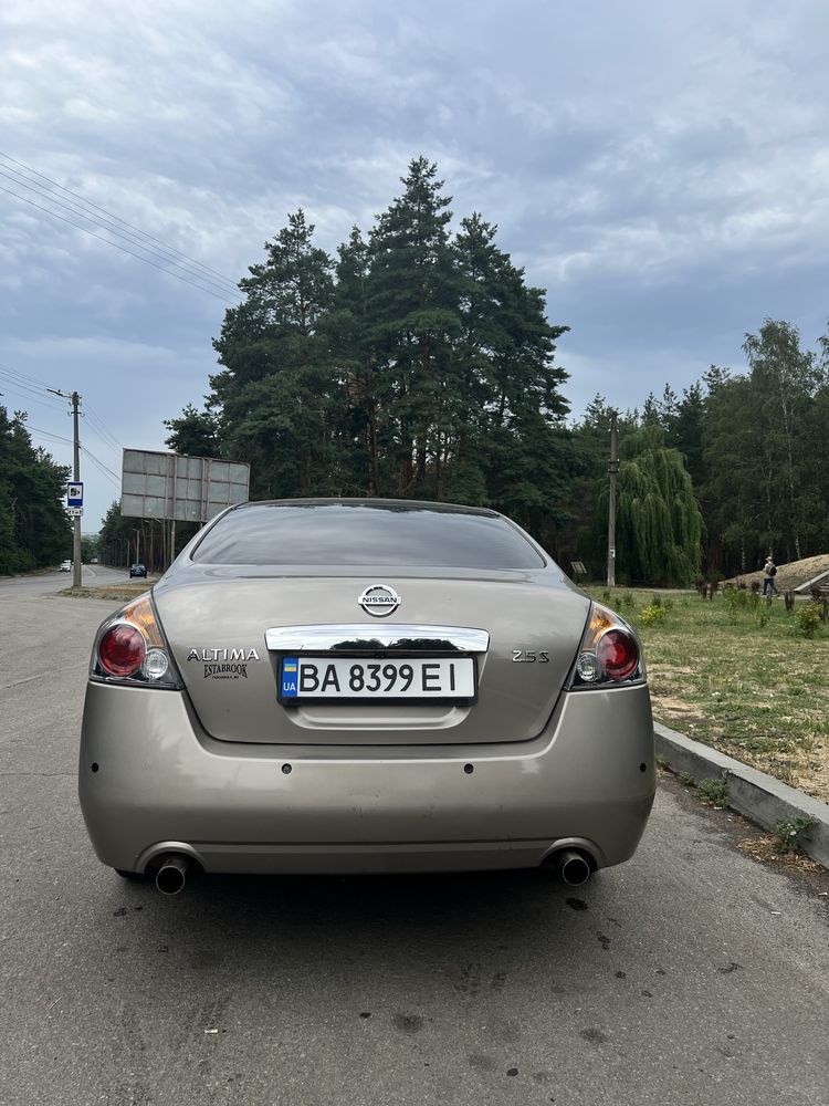 Nissan altima 2011 року