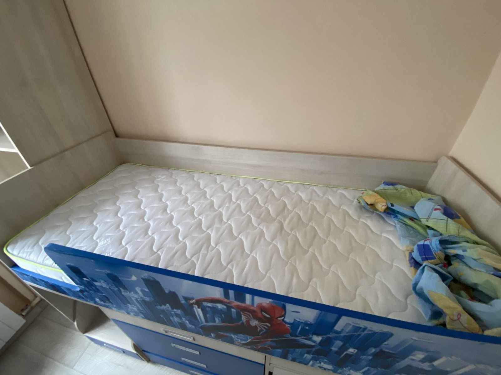 Дитяче ліжко з матрацом та шкафчиком