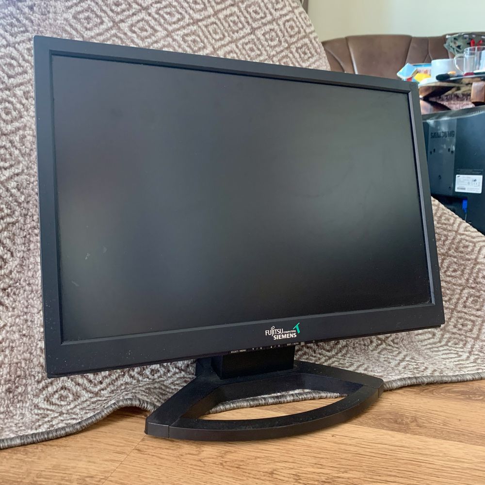 Monitor z głośnikami Fujitsu Siemens L19W-10 monitor czarny
