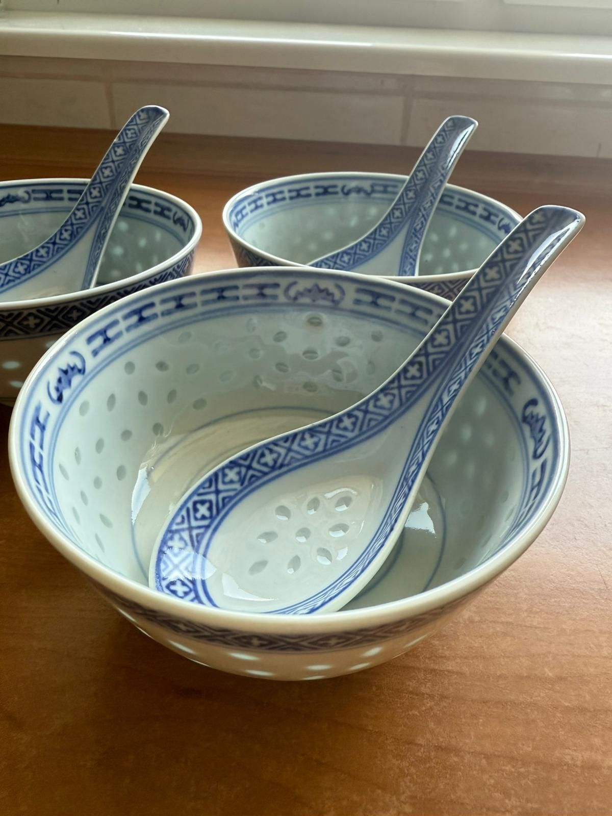 Chińska porcelana – 7 miseczek, w tym 3 do ramenu z porcelanowymi łyżk