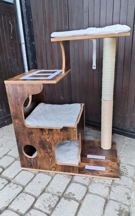 Duży drewniany drapak dla kota