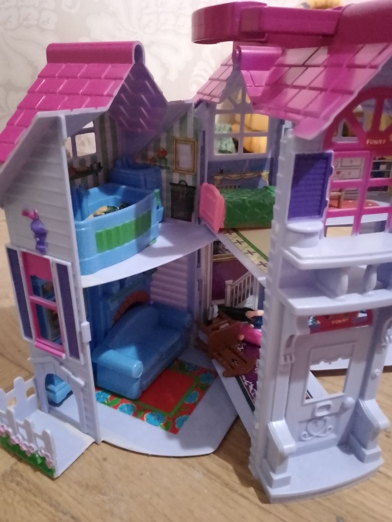 Іграшковий будиночок з ляльками