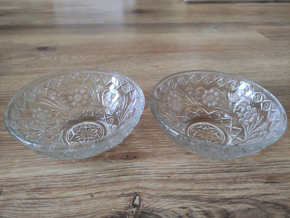 Dwie szklane miseczki salaterki