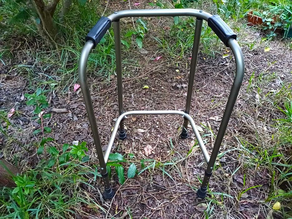 Andarilho Orthos leve e resistente, alumínio, alt. regulável, estreito