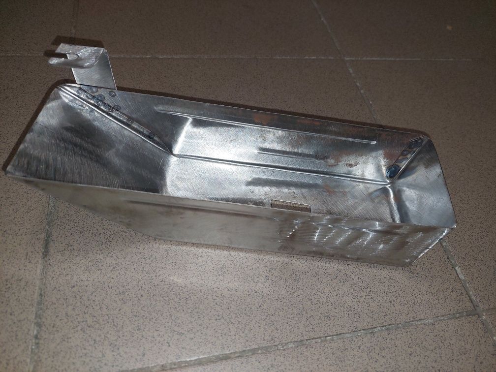 Sprzedam nowy schowek narzędziowy metalowy pod siedzenie wsk 125 175