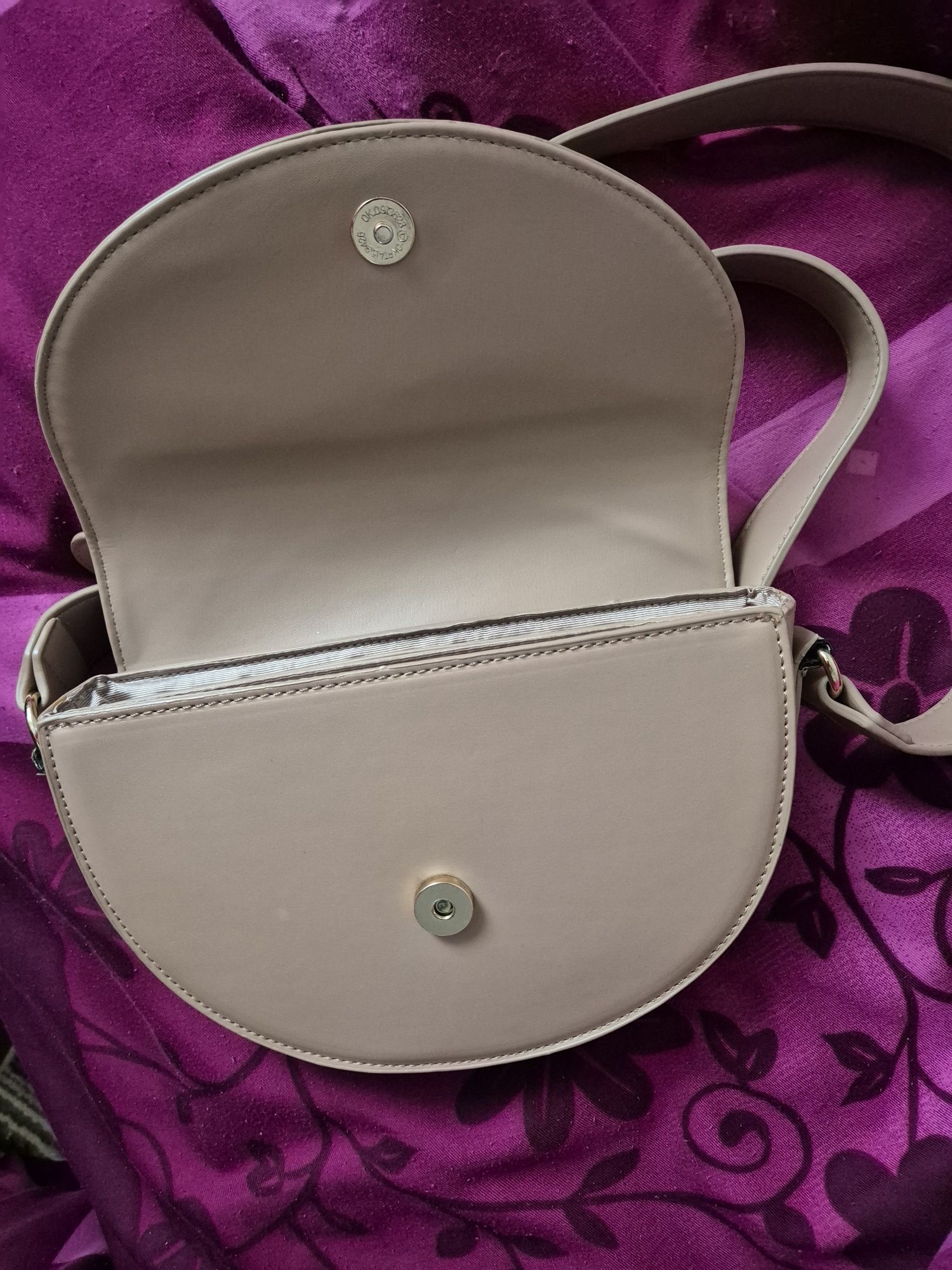 Beżowa torebka crossbody listonoszka nerka