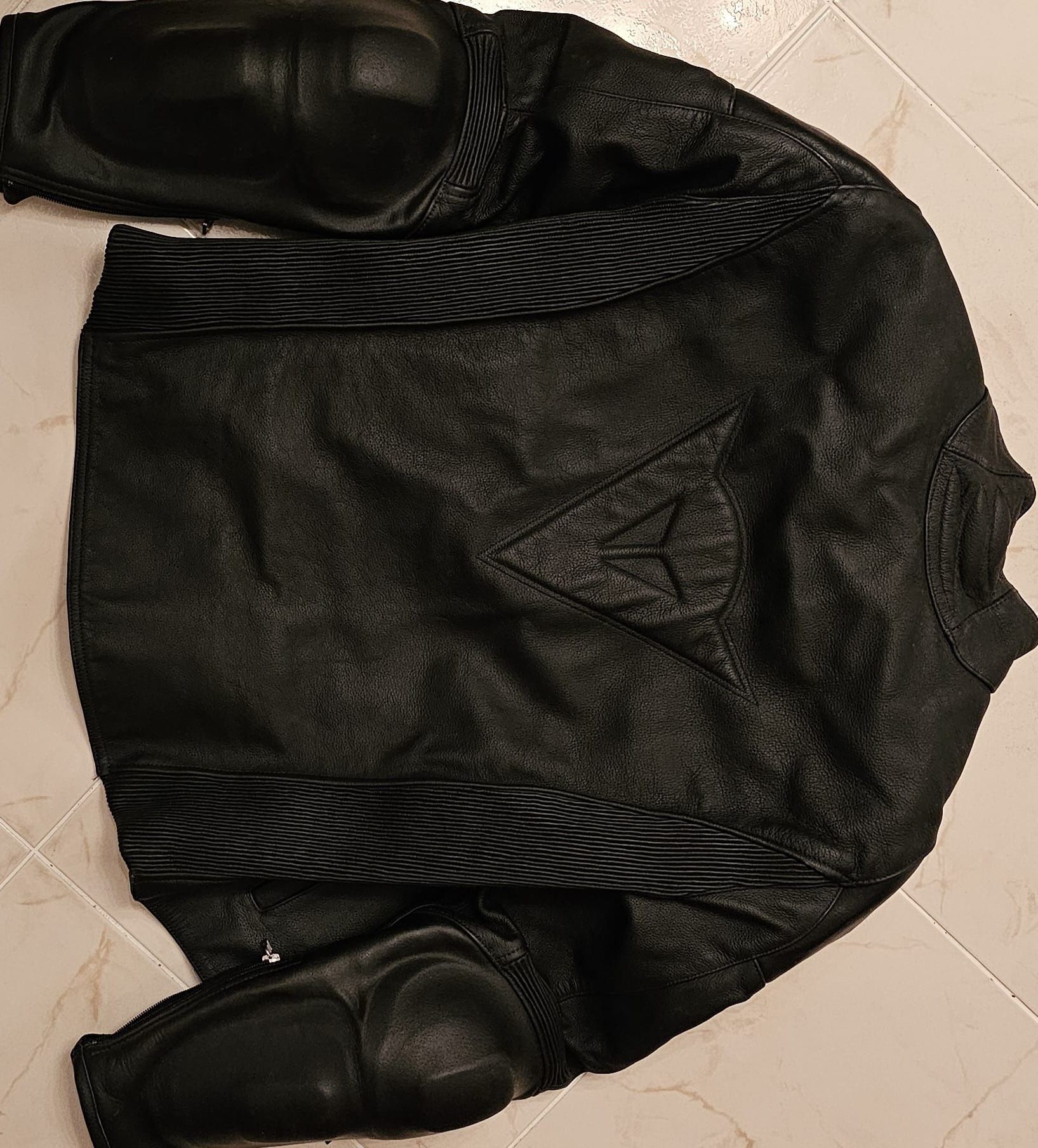 Blusão Dainese em pele com proteções em carbono