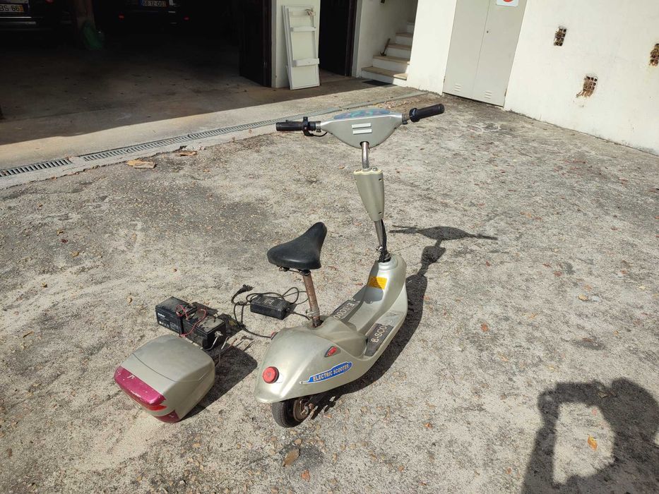 Trotinete elétrica antiga – para peças ou reparação (35€)