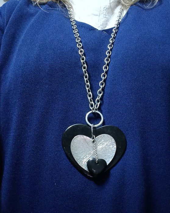 Fio comprido com 3 corações 
Usado uma vez