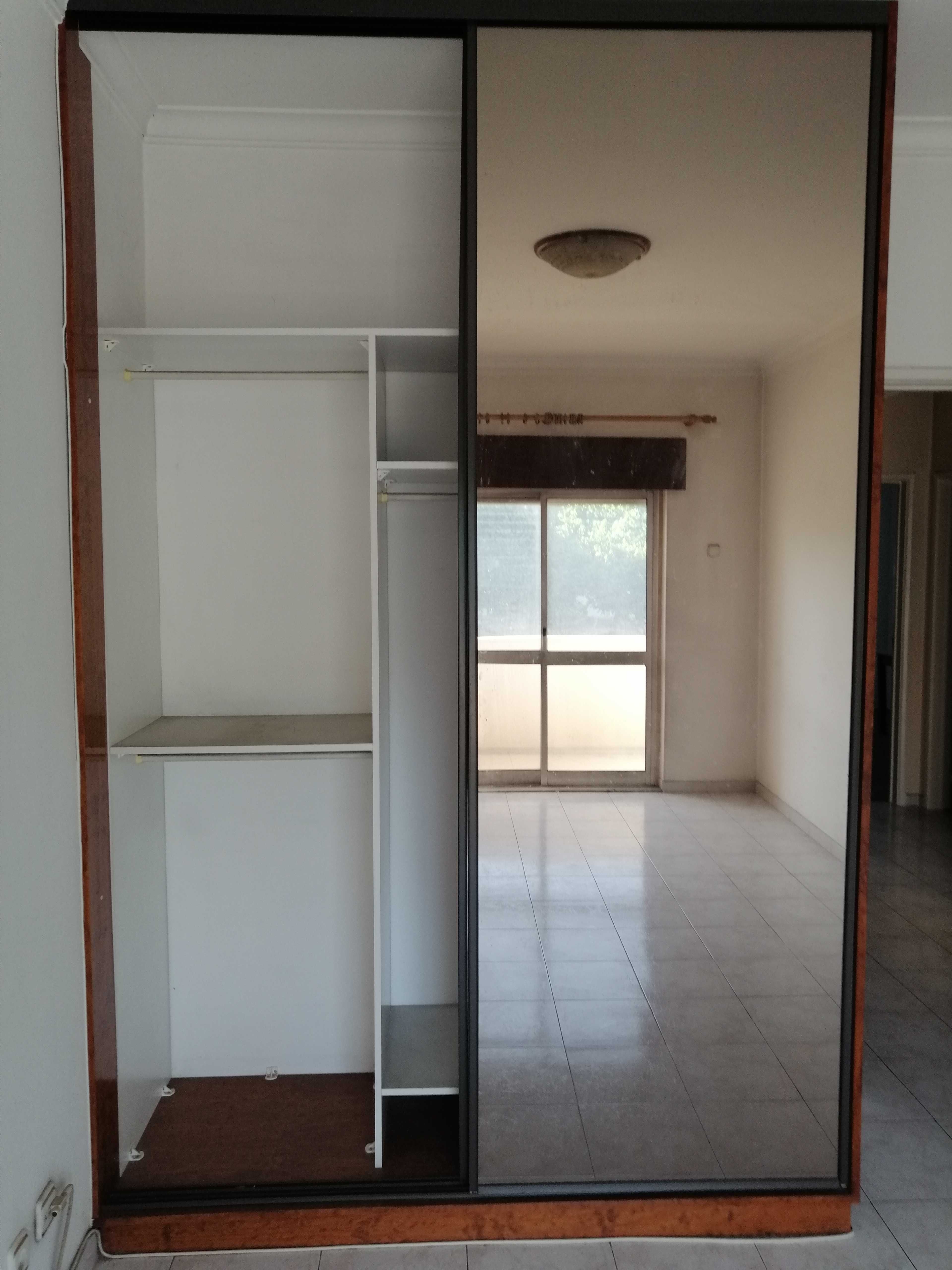 Mobílias, cama, roupeiro e mesas