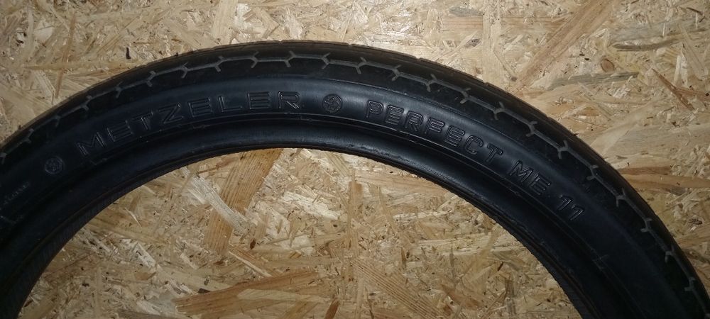 Два блоки двигуна моиоцикла Урал , Передня мото гума Metzeler 90/90-19