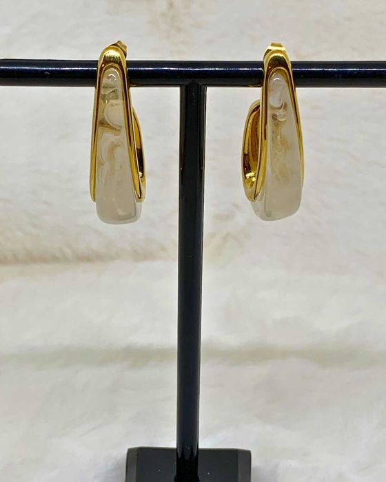 Brincos de Argola com Resina – Elegância Contemporânea (Cru)