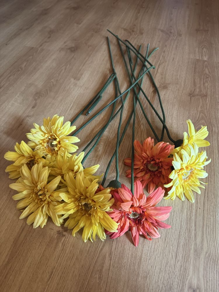 Flores artificiais amarelas e laranjas