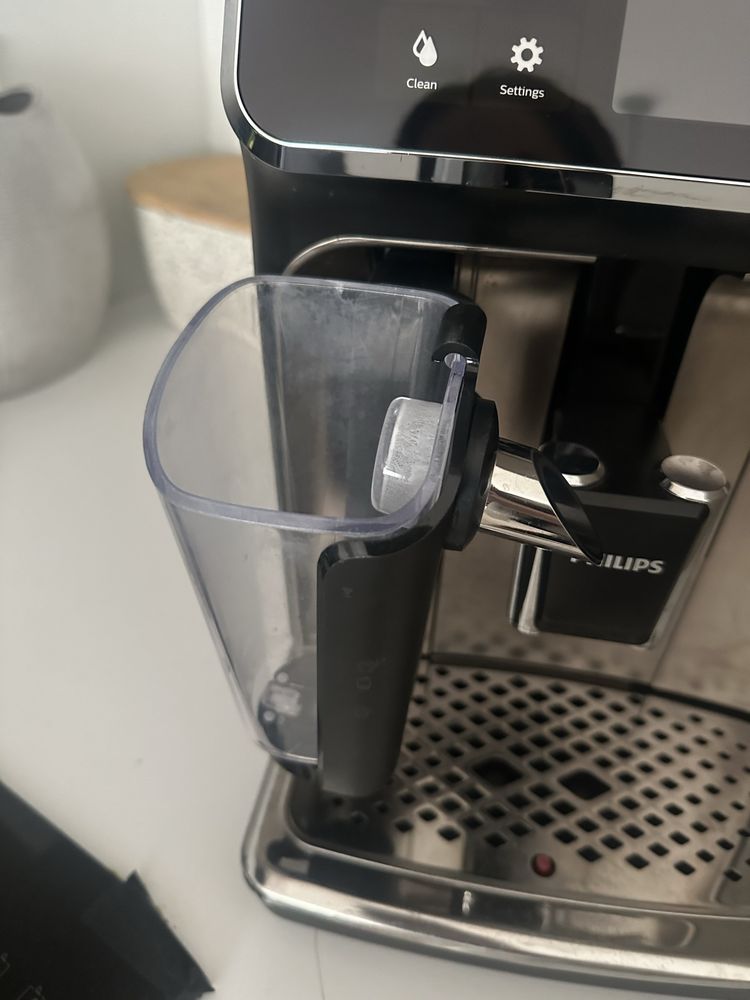 Ekspres ciśnieniowy PHILIPS Series 5400 LatteGo EP5447/90 + GRATIS