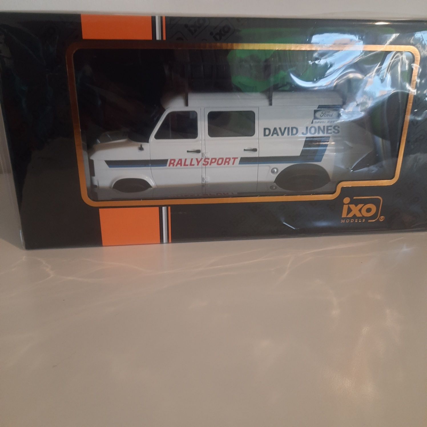 Ford Transit MK2 Ixo 1:18 doinwestowany