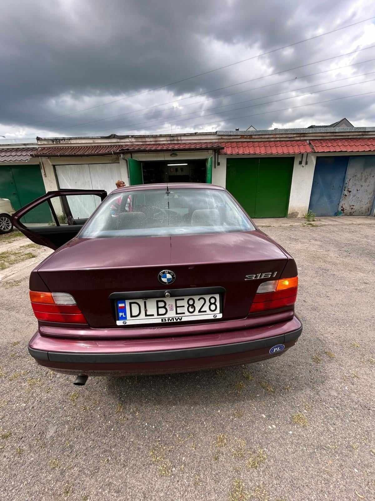 BMW seria 3 316i
Przebieg 256 000
Klasyk 1996 rok produkcji 
2 wlascic