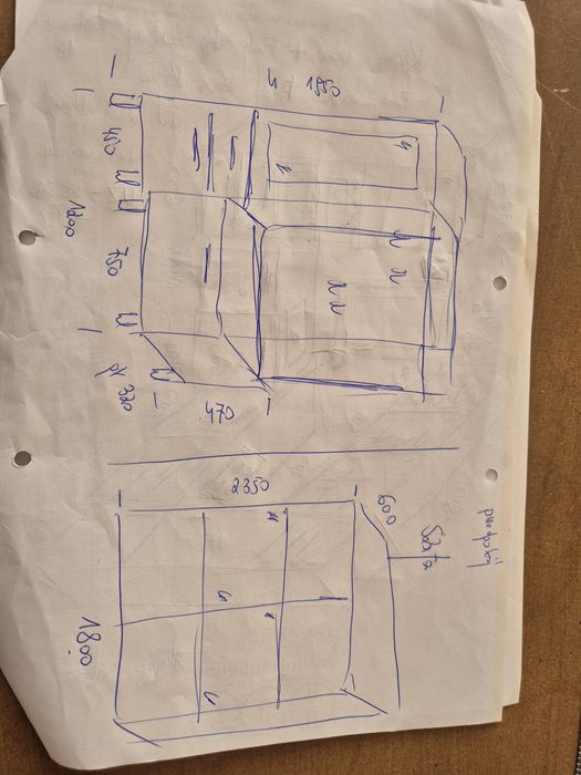 Zestaw mebli do przedpokoju z szafa z drzwiami przesuwnymi.