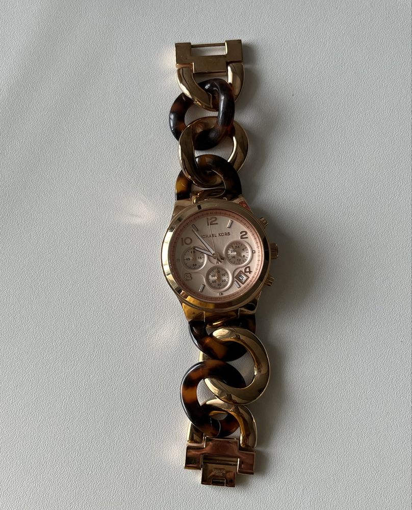 Relógio moderno Michael Kors dourado e castanho tartaruga