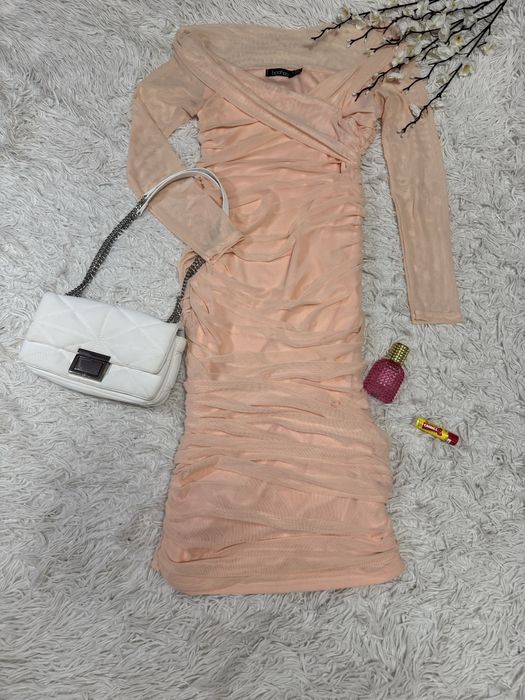 Гарна вечірня сукня Boohoo з відкритими плечима