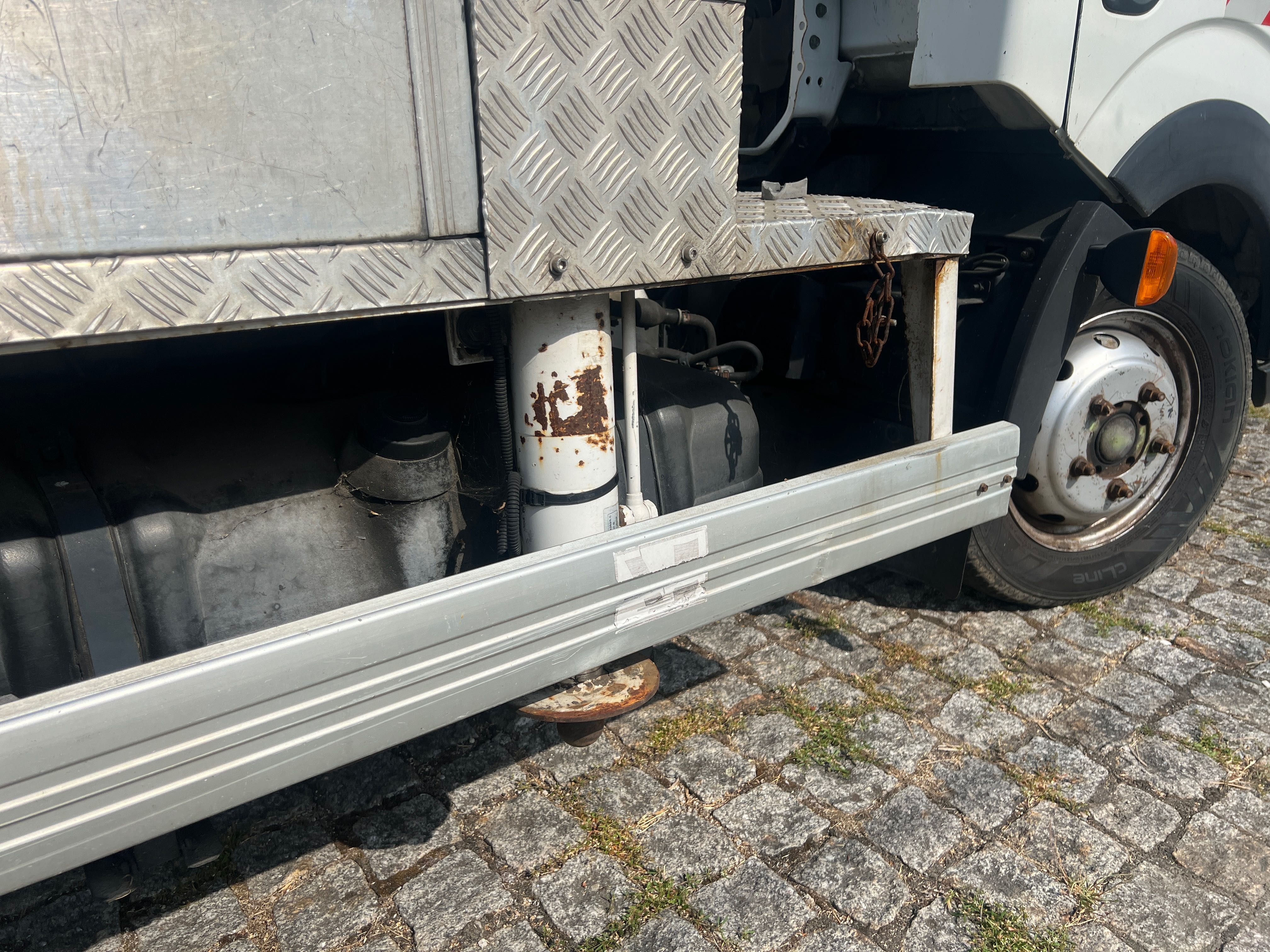 Nissan Cabstar 2.5 Dci com Grua