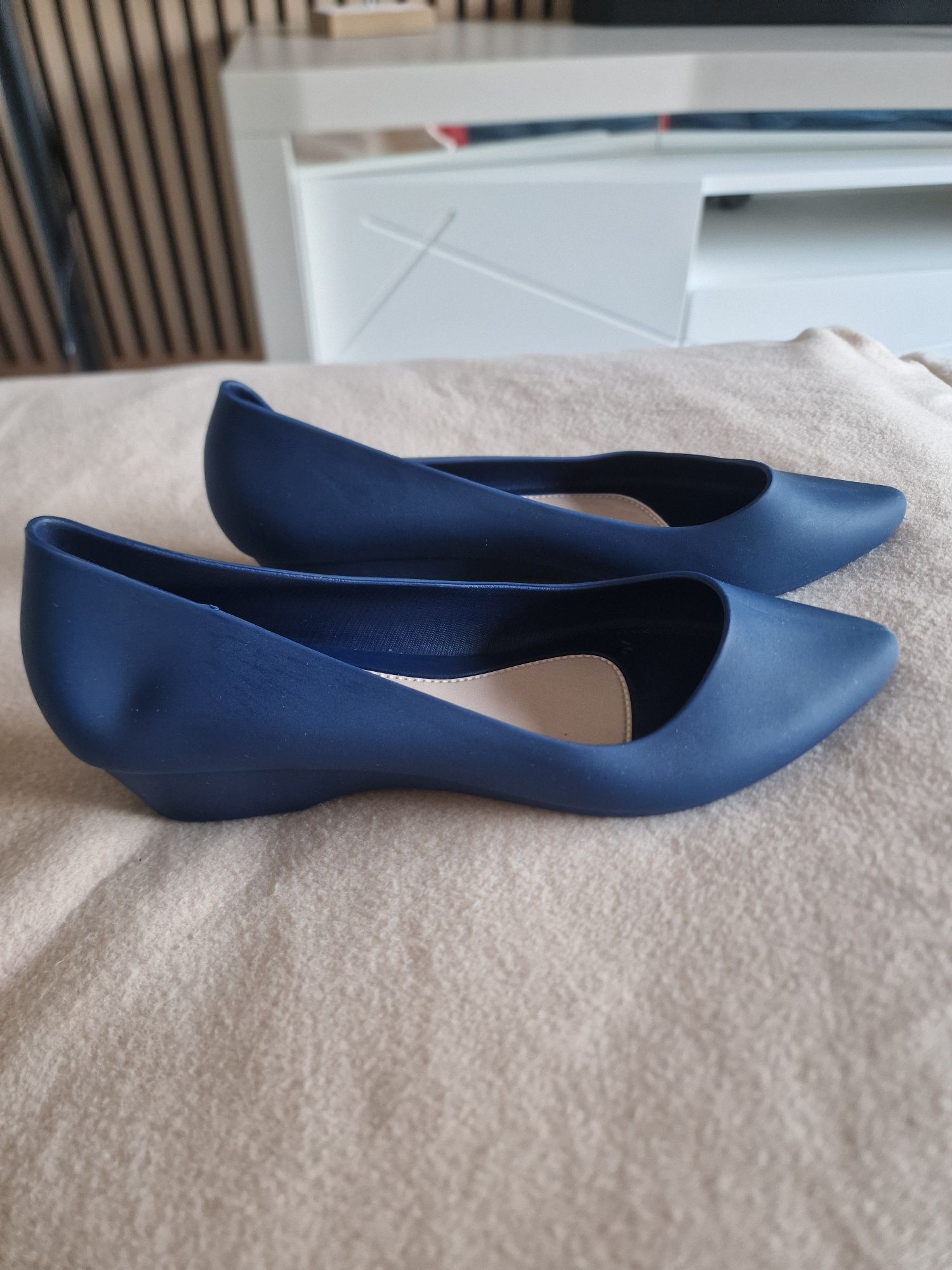 Sapatos Azuis Ponta Fina PVC Antiderrapantes Salto Alto