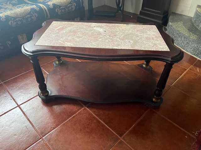 Mesa de centro de madeira com tampo de pedra