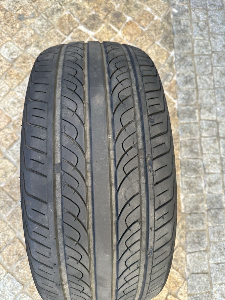 Vendo 2 Pneus Em bom Estado 225/40 r18