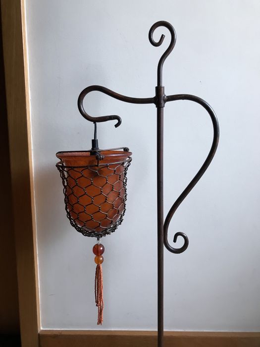 Candeeiro de pé (em metal)