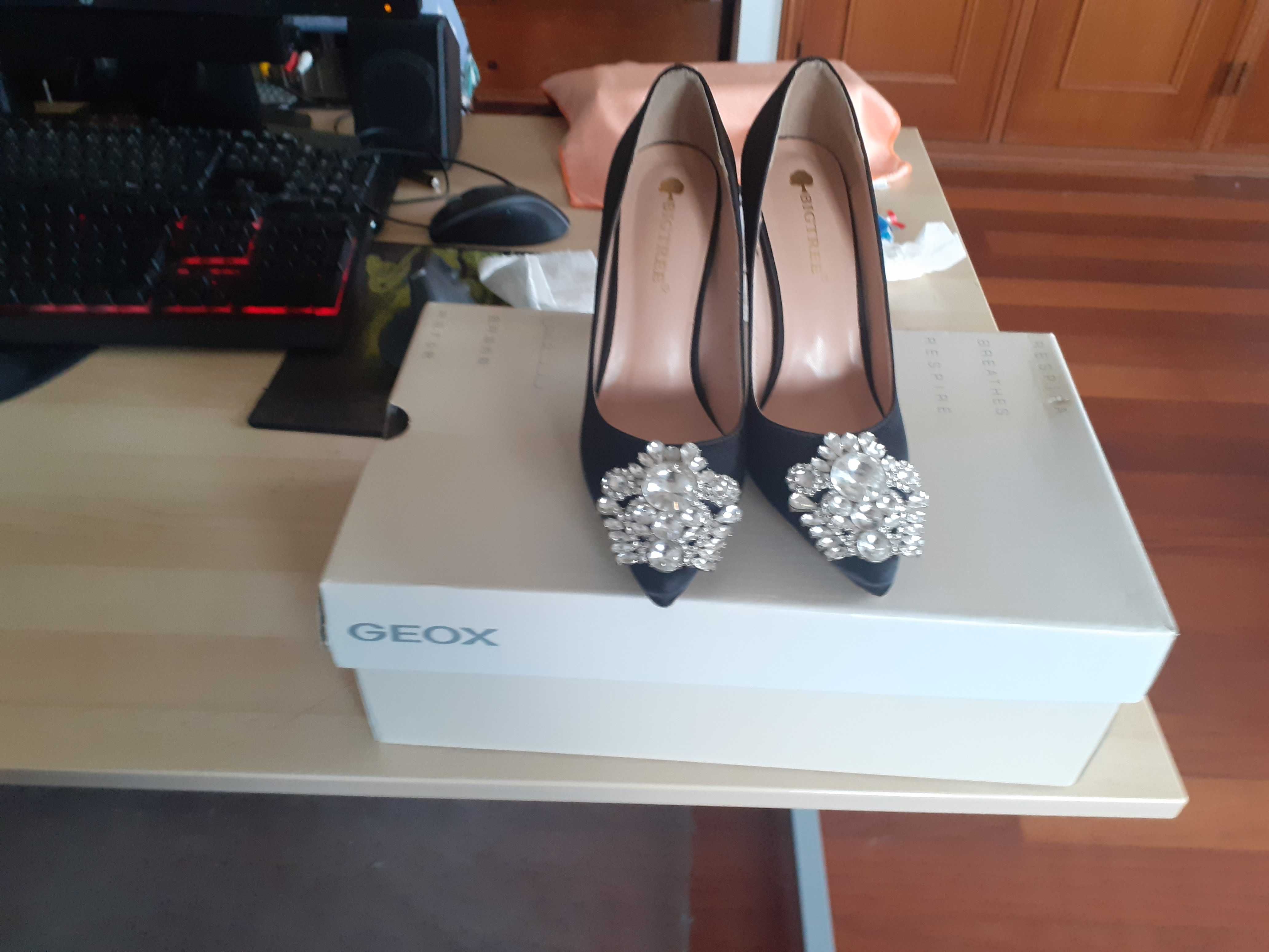 Sapatos de Cetim com Jóia